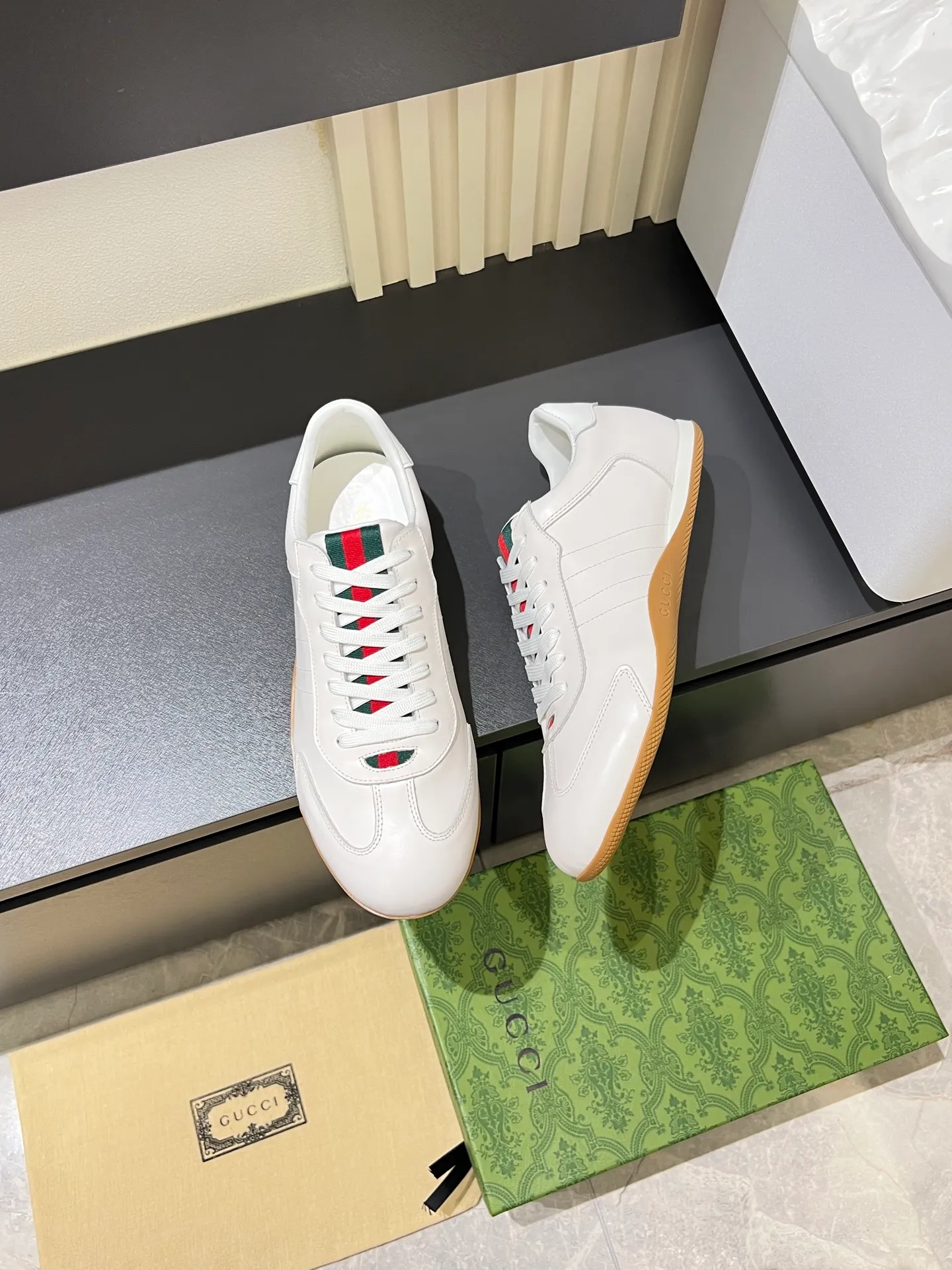 Men's shoes 💰p400 Gucci Shift series sports shoes, featuring lightweight thin sole design, suede + canvas + technical fabric splicing, perfect texture! The tongue and heel have red and green webbing, which is highly recognizable✨. The classic brown + off-white color scheme is retro and modern. The shell-toe shoe shape makes the feet smaller. It is perfect for daily wear or skirts and trousers. The upper fabric + elastic heel is easy to put on and take off, and the wrapping feeling is comfortable. It can be used for commuting and leisure. It has become one of Demna Gvasalia’s hottest items after taking over🔥. size: 38-45!
